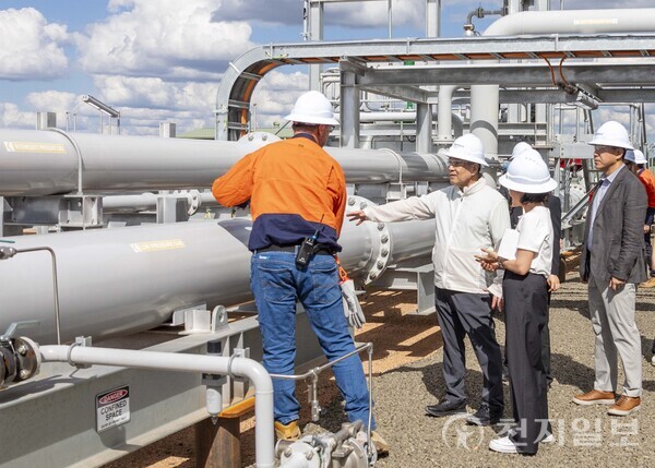 장인화 포스코그룹 회장(왼쪽 두 번째)이 9일 호주 퀸즐랜드주 세넥스에너지 가스전 현장을 찾아 사업을 점검하고 있다. (제공: 포스코그룹) ⓒ천지일보 2025.04.10.
