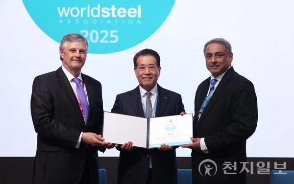 포스코가 4년 연속 지속가능성 최우수 멤버(Sustainability Champion)에 선정됐다. 사진은 (왼쪽부터) 에드윈 바쏜 세계철강협회 사무총장, 장인화 포스코그룹 회장, 나렌드란 세계철강협회장 겸 타타스틸 회장. (제공: 포스코그룹) ⓒ천지일보 2025.04.10.