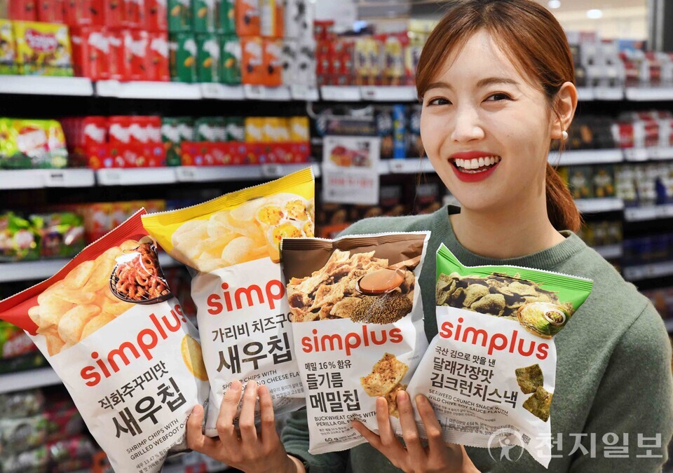 모델이 10일 ‘홈플러스 메가 푸드 마켓 라이브’ 강서점에서 심플러스 봄 제철스낵 4종을 들어 보이고 있다. (제공: 홈플러스) ⓒ천지일보 2025.04.10.