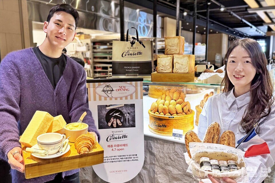 서울 갤러리아명품관 식품관 고메이494에서 신규 브랜드 ‘메종 라콩비에트’를 모델들이 소개하고 있다. (제공: 갤러리아백화점) ⓒ천지일보 2025.04.10.