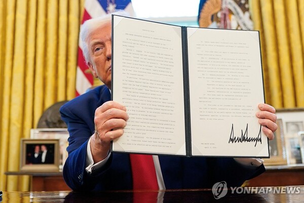 서명한 행정명령서 보여주는 트럼프 미국 대통령(출처: 로이터 통신, 연합뉴스)