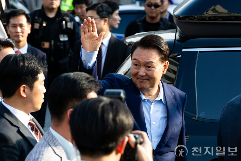 [천지일보=이시문 기자] 윤석열 전 대통령이 11일 오후 서울 용산구 한남동 대통령 관저를 나와 지지자들과 인사를 하고 있다. (사진공동취재) ⓒ천지일보 2025.04.11.
