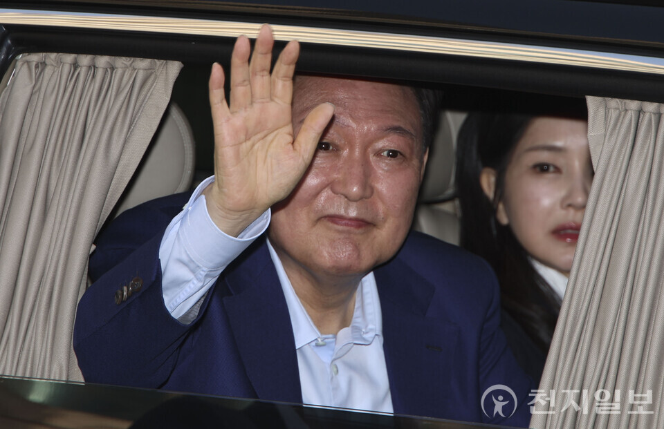 [천지일보=이시문 기자] 윤석열 전 대통령이 11일 오후 서울 용산구 한남동 대통령 관저를 떠나 서초동 사저로 이동하며 지지자들과 인사를 하고 있다. (공동취재사진) ⓒ천지일보 2025.04.11.