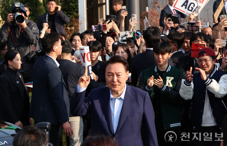 [천지일보=이시문 기자] 윤석열 전 대통령이 11일 오후 서울 용산구 한남동 대통령 관저를 나와 지지자들과 인사를 하고 있다. (공동취재사진) ⓒ천지일보 2025.04.11.