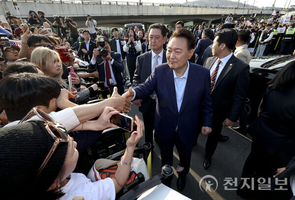 [천지일보=이시문 기자] 윤석열 전 대통령이 11일 오후 서울 용산구 한남동 대통령 관저를 나와 지지자들과 악수를 하고 있다. (공동취재사진) ⓒ천지일보 2025.04.11.