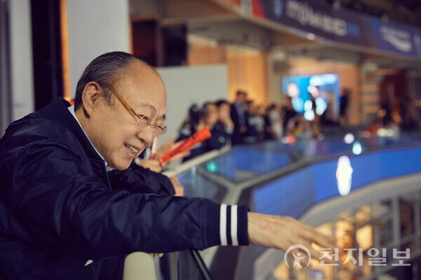 김승연 한화그룹 회장이 11일 이글스 경기를 찾은 팬들과 인사하고 있다. (제공: 한화그룹) ⓒ천지일보 2025.04.13.