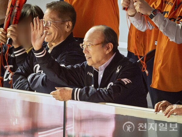 김승연 한화그룹 회장이 11일 이글스 경기를 찾은 팬들과 인사하고 있다. (제공: 한화그룹) ⓒ천지일보 2025.04.13.