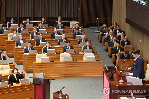 3일 국회 본회의에서 정부위원 출석요구의 건이 통과되고 있다. 이날 한덕수 대통령 권한대행 국무총리와 최상목 부총리 겸 기획재정부 장관은 '경북·경남·울산지역 산불 사태 수습과 피해대책 마련 및 헌법질서 수호를 위한 긴급현안질문'에 불출석했다. (출처: 연합뉴스)