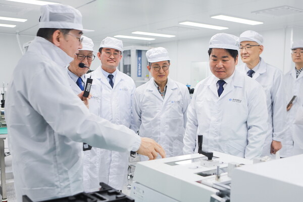 개소식 후 기관장과 반도체공학과 학생들이 단체사진을 촬영하고 있다. (제공: 호서대학교) ⓒ천지일보 2025.04.10.