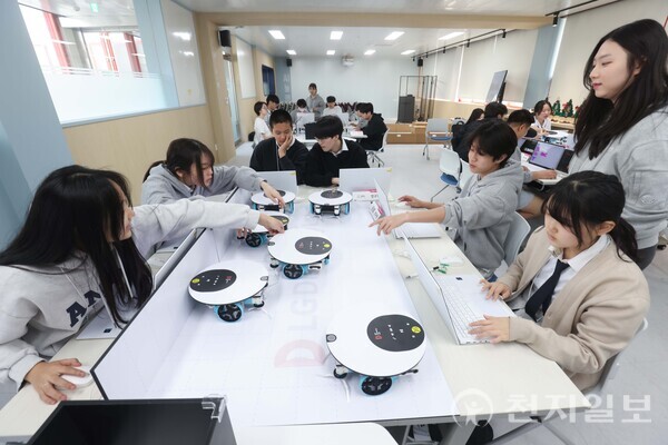 LG가 8일 경남 진주 반성중학교에서 찾아가는 AI 랩을 진행했다. (제공: LG) ⓒ천지일보 2025.04.15.