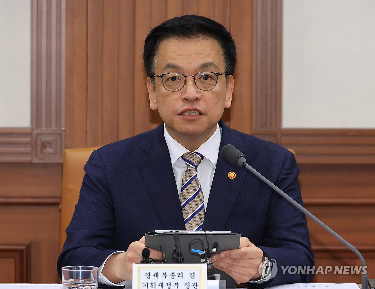 최상목 부총리 겸 기획재정부 장관이 15일 서울 종로구 정부서울청사에서 열린 경제관계장관회의 겸 산업경쟁력강화 관계장관회의에서 발언하고 있다. 2025.4.15. (출처: 연합뉴스)