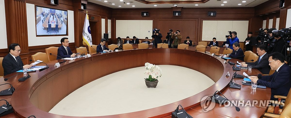 최상목 부총리 겸 기획재정부 장관이 15일 서울 종로구 정부서울청사에서 열린 경제관계장관회의 겸 산업경쟁력강화 관계장관회의에서 발언하고 있다. 2025.4.15. (출처: 연합뉴스)