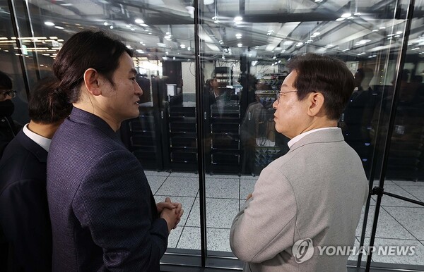 더불어민주당 이재명 대선 예비후보가 14일 서울 강남구 퓨리오사AI에서 백준호 대표에게 서버에 관한 설명을 듣고 있다. (출처: 연합뉴스)