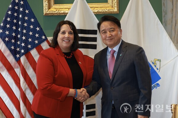 김영환 충북지사(오른쪽)가 15일(현지시간) 미국 메사추세츠주를 방문해 킴 드리콜(Kim Driscoll) 부지사와 악수를 하고 있다. (제공: 충북도청) ⓒ천지일보 2025.04.16.