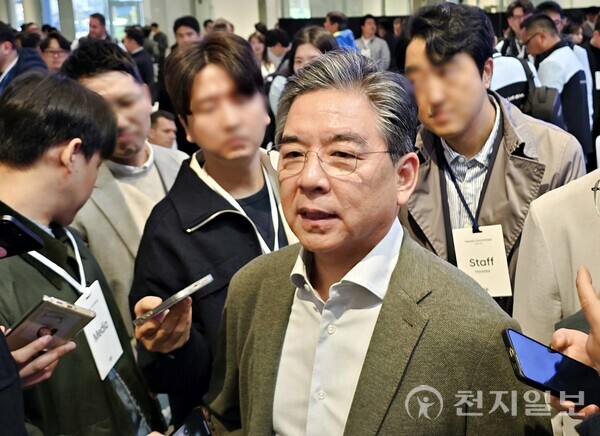 [천지일보 고양=정다준 기자] 장재훈 현대자동차 사장이 31일 경기 고양시 현대모터스튜디오고양에서 열린 수소에 대한 신념과 비전 공유의 장 ‘Clearly Committed: 올곧은 신념’ 행사를 마친 후 기자들과 만나 질문에 답하고 있다. ⓒ천지일보 2024.10.31.