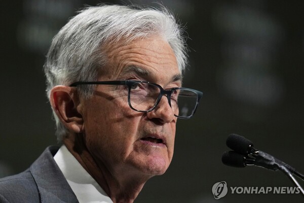 (출처: AP 통신, 연합뉴스) 제롬 파월 미국 연방준비제도(Fed, 연준) 의장이 16일(현지시간) 미국 일리노이주의 시카고 이코노믹클럽에서 경제 전망에 대해 발언하고 있다. 사진은 파월 미국 연준 의장