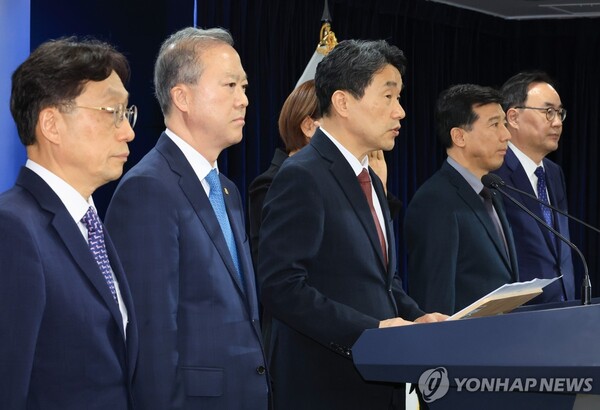 이주호 부총리 겸 교육부 장관이 17일 서울 종로구 정부서울청사에서 2026학년도 의대 모집인원 조정 방향 관련 브리핑을 하고 있다. (출처: 연합뉴스)