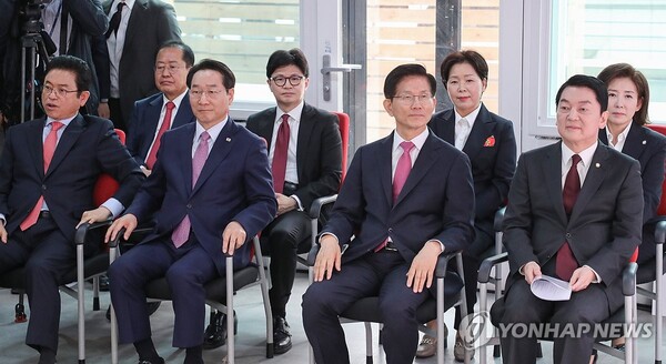 17일 서울 여의도 국민의힘 중앙당사에서 열린 제21대 대통령선거 '1차 경선 토론회 미디어데이'에 국민의힘 대선 경선 후보 8명이 참석해 있다. 첫줄 왼쪽부터 이철우 경북지사, 유정복 인천시장, 김문수 전 고용노동부 장관, 안철수 의원. 뒷줄 왼쪽부터 홍준표 전 대구시장, 한동훈 전 대표, 양향자 전 의원, 나경원 의원. (출처: 연합뉴스)