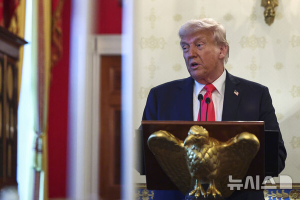 도널드 트럼프 미국 대통령이 지난 16일(현지 시간) 백악관 블루룸에서 열린 부활절 기도회 및 만찬에 참석해 연설하고 있다. 2025.04.18. (출처: 뉴시스)