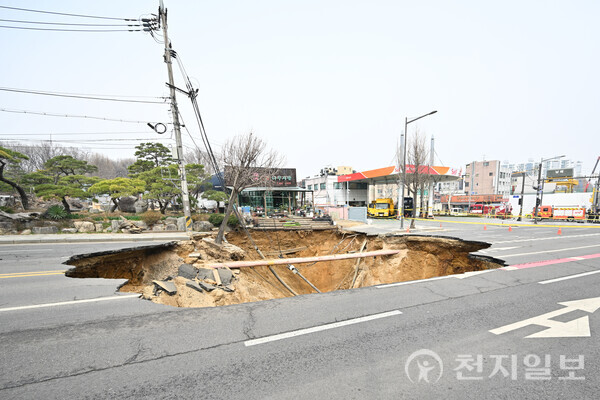 3월 24일 오후 6시 29분경 서울시 강동구 명일동 대명초교 사거리 인근에서 싱크홀이 발생했다. 이번 싱크홀은 폭 20m, 깊이 18m로 최근 발생한 지반침하 중 가장 큰 규모로 확인됐다. 사진은 강동구 명일동에서 발생한 대형 땅꺼짐 현장. (제공: 서울시의회) ⓒ천지일보 2025.03.26.