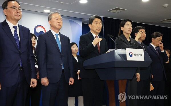 이주호 부총리 겸 교육부 장관이 17일 서울 종로구 정부서울청사에서 열린 2026학년도 의대 모집인원 조정 방향 관련 브리핑에서 기자의 질문에 답하고 있다. (출처: 연합뉴스)