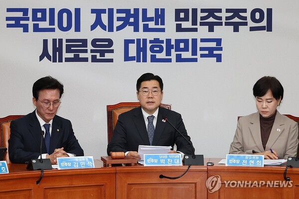 더불어민주당 박찬대 당대표 직무대행 겸 원내대표가 18일 서울 여의도 국회에서 열린 최고위원회의에서 발언하고 있다. (출처: 연합뉴스)