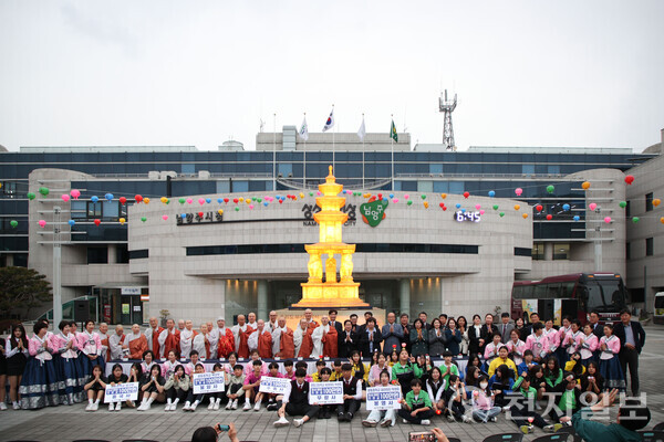 남양주시(시장 주광덕)가 지난 17일 시청 광장에서 남양주시불교사암연합회 주최로 불기 2569년 부처님 오신 날을 맞아 ‘봉축탑 점등식’을 개최했다고 18일 밝혔다. (제공: 남양주시) ⓒ천지일보 2025.04.18.