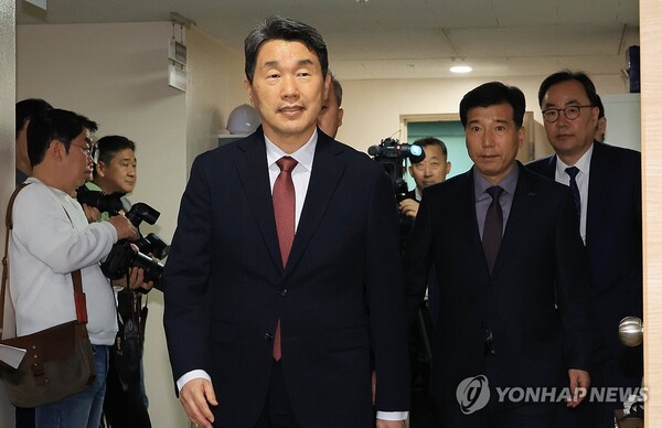 이주호 부총리 겸 교육부 장관이 17일 서울 종로구 정부서울청사에서 열리는 2026학년도 의대 모집인원 조정 방향 관련 브리핑에 참석하고 있다. (출처: 연합뉴스)