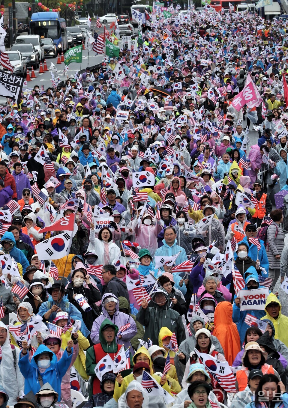 [천지일보=이시문 기자] 19일 오후 서울 종로구 동화면세점 앞에서 자유통일당이 ‘국민저항권 광화문 국민대회’를 열고 윤 전 대통령 파면을 강하게 규탄하고 있다. ⓒ천지일보 2025.04.19.