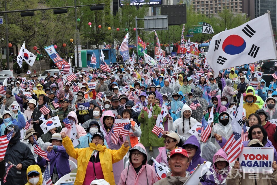 [천지일보=이시문 기자] 19일 오후 서울 종로구 동화면세점 앞에서 자유통일당이 ‘국민저항권 광화문 국민대회’를 열고 윤 전 대통령 파면을 강하게 규탄하고 있다. ⓒ천지일보 2025.04.19.