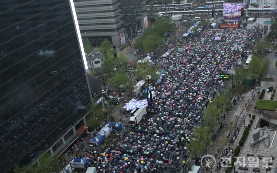 [천지일보=이시문 기자] 19일 오후 서울 종로구 동화면세점 앞에서 자유통일당이 ‘국민저항권 광화문 국민대회’를 열고 윤 전 대통령 파면을 강하게 규탄하고 있다. ⓒ천지일보 2025.04.19.