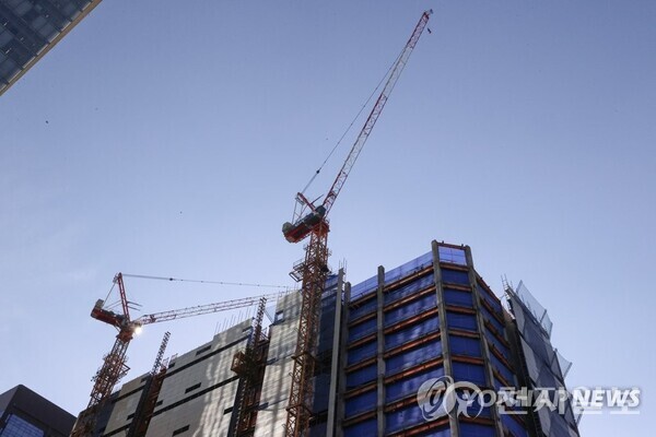 서울 시내 한 공사현장의 타워크레인. 2023.2.21. (출처: 연합뉴스)