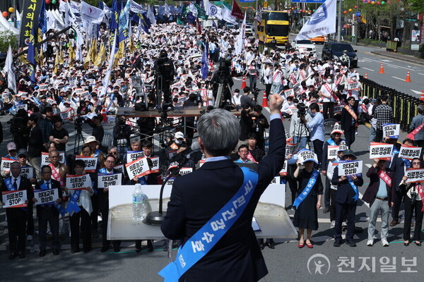 [천지일보=이시문 기자] ‘의료 정상화를 위한 전국의사궐기대회’가 대한의사협회(의협) 주최로 20일 오후 서울 중구 숭례문 인근 세종대로에서 열린 가운데 참가자들이 구호를 외치고 있다. ⓒ천지일보 2025.04.20.