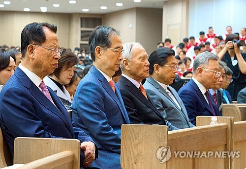 한덕수 대통령 권한대행 국무총리가 20일 서울 강동구 명성교회에서 열린 부활절 예배에 참석해 기도하고 있다. 앞줄 왼쪽부터 명성교회 김삼환 원로목사, 한 권한대행, 숭실사이버대 조성기 이사장, 대전신학대학교 안주훈 총장. (출처: 연합뉴스)