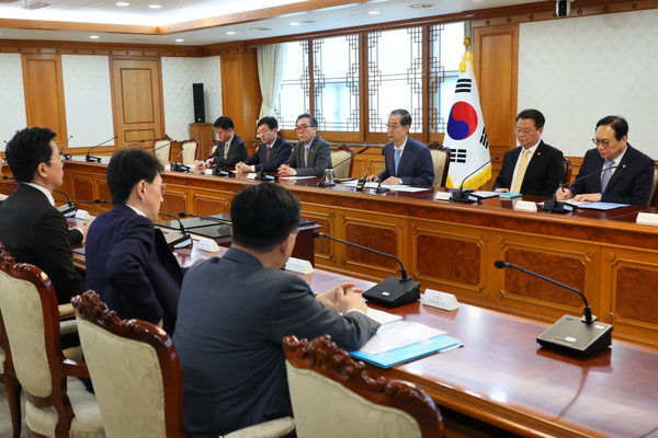 한덕수 대통령 권한대행 국무총리가 21일 세종대로 정부서울청사에서 경제안보전략TF 회의를 주재하고 있다. (제공: 국무총리실)