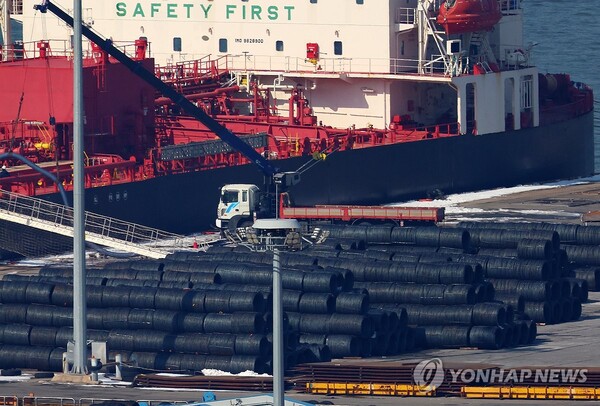 경기도 평택항에 쌓여 있는 수출용 철강 제품들. (출처: 연합뉴스)