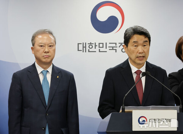 이주호 사회부총리 겸 교육부 장관이 지난 17일 서울 종로구 정부서울청사에서 2026학년도 의대 모집인원 조정 방향 관련 브리핑을 하고 있다. (출처: 뉴시스)