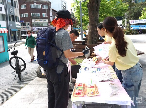 신천지 청주교회 홍보단이 21일 ‘장애인의 날’을 맞이해 ‘함께해봄’이라는 주제로 행사를 진행하고 있다. (제공: 신천지 청주교회) ⓒ천지일보 2025.04.21.