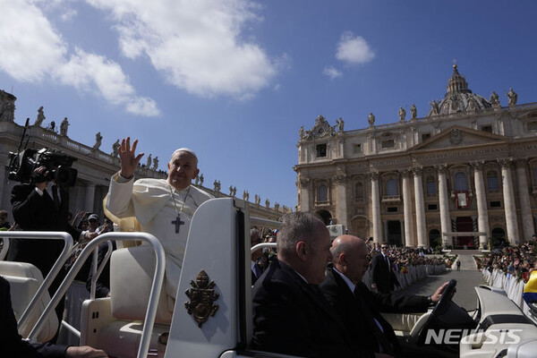 [바티칸=AP/뉴시스] 프란치스코 교황이 24일(현지시각) 바티칸 성베드로 성당에서 종려주일 미사를 집전한 뒤 광장을 떠나고 있다. 2024.03.24.