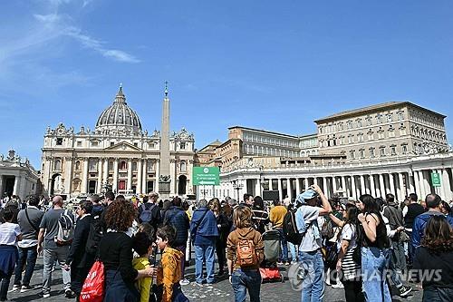 (로마 AFP=연합뉴스) 가톨릭 신자들과 순례자들이 21일(현지시간) 프란치스코 교황의 선종 소식을 듣고 성 베드로 광장에 모여들고 있다. 2025.04.21.