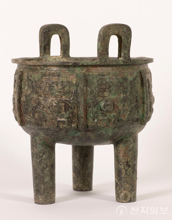 함께 조사된 상대 청동정. 상대 만기의 소작으로 보이며 각부에서 진품을 확인할 수 있다.ⓒ천지일보 2025.04.22.