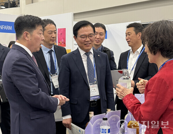 김석필 천안시 부시장이 17일~20일 4알간 미국 애틀랜타에서 열린 ‘2025 세계한인비즈니스대회’에 참석해 관내 기업들을 격려하고 있다. (제공: 천안시) ⓒ천지일보 2025.04.22.