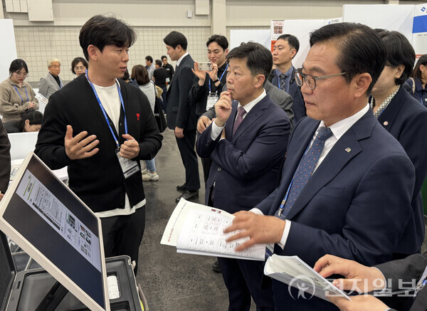 김석필 천안시 부시장이 17일~20일 4알간 미국 애틀랜타에서 열린 ‘2025 세계한인비즈니스대회’에 참석해 관내 기업들을 격려하고 있다. (제공: 천안시) ⓒ천지일보 2025.04.22.