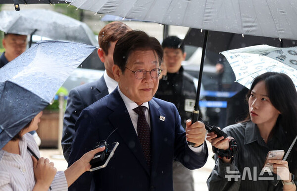 제21대 대통령 선거 더불어민주당 이재명 경선 후보가 22일 서울 서초구 서울 서초구 서울중앙지법에서 열린 대장동 배임 및 성남FC 뇌물 의혹 사건 75차 공판에 출석하고 있다. (출처: 뉴시스)