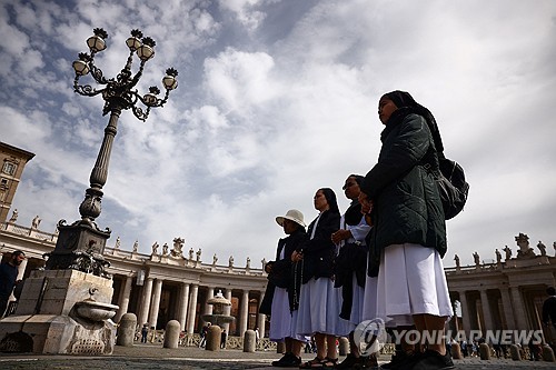 교황 프란치스코의 선종 소식이 바티칸의 영상 성명을 통해 발표된 21일(현지시간) 수녀들이 바티칸 성 베드로 광장에서 두 손 모아 기도하고 있다. (출처: 연합뉴스)