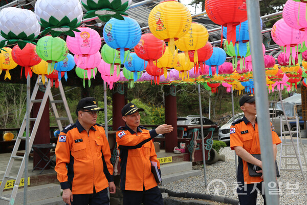 박종인 아산소방서장이 22일 불기 2569년 부처님 오신 날 대비해 전통사찰인 세심사를 방문해 화재안전컨설팅을 하고 있다. (제공: 아산소방서) ⓒ천지일보 2025.04.22.