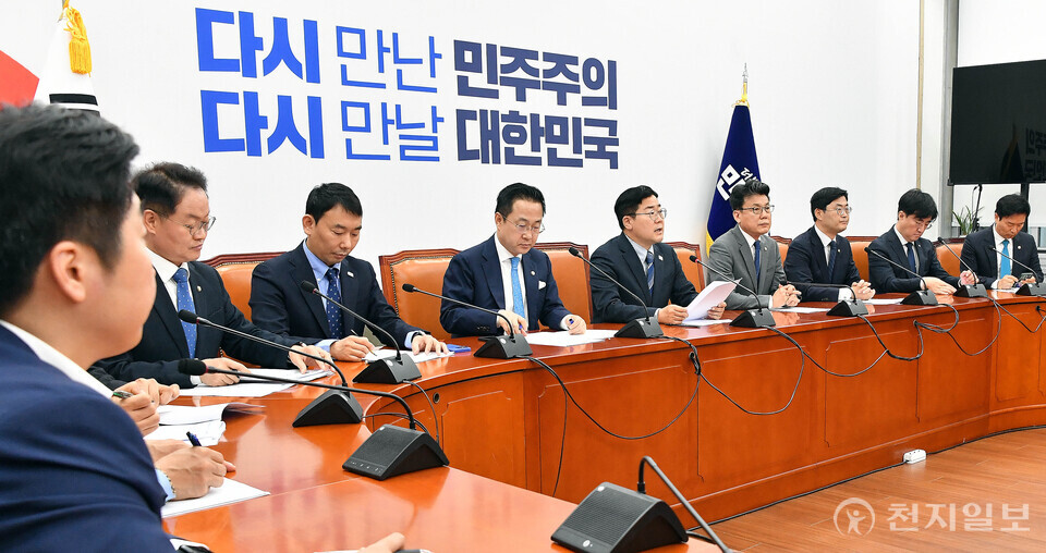 [천지일보=박준성 기자] 더불어민주당 박찬대 대표 직무대행 겸 원내대표가 22일 서울 여의도 국회에서 열린 원내대책회의에서 발언하고 있다. ⓒ천지일보 2025.04.22.