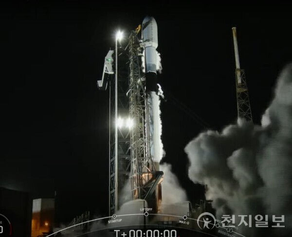 22일 오전 9시 48분(한국시간) 미국 플로리다주 케이프 커너베럴 우주군기지에서 대한민국 정찰위성 4호기가 실린 스페이스X사의 팰컨-9 발사체가 발사되고 있다. (제공: 스페이스X, 한화시스템) ⓒ천지일보 2025.04.22.