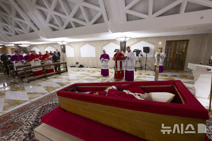 [바티칸시티=AP/뉴시스] 21일(현지시간) 서거한 프란치스코 교황의 시신이 바티칸의 교황 개인 예배당에 놓인 관에 안치돼 있다. 바티칸은 피에트로 패롤린 국무장관이 교황 시신이 안치된 관 앞에서 추모 기도를 올리는 사진을 교황 선종 후 처음으로 공개했다. 