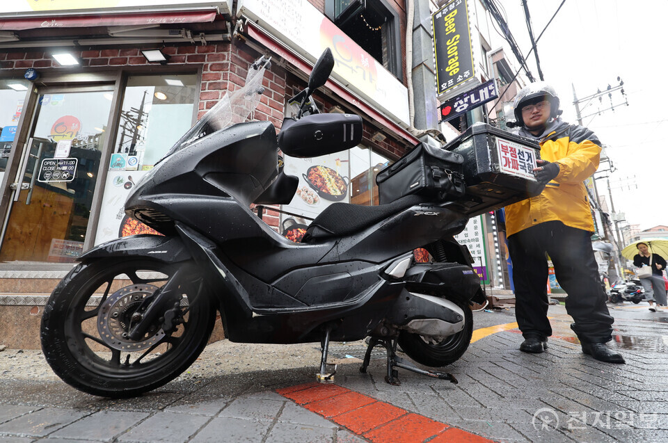 [천지일보=남승우 기자] 배달라이더 허지웅(27)씨가 헬멧과 배달통에 ‘CCP OUT(중국공산당 아웃)’ ‘부정선거 가짜 국회’ 등 팻말을 붙인 채 배달하고 있다. ⓒ천지일보 2025.05.01.